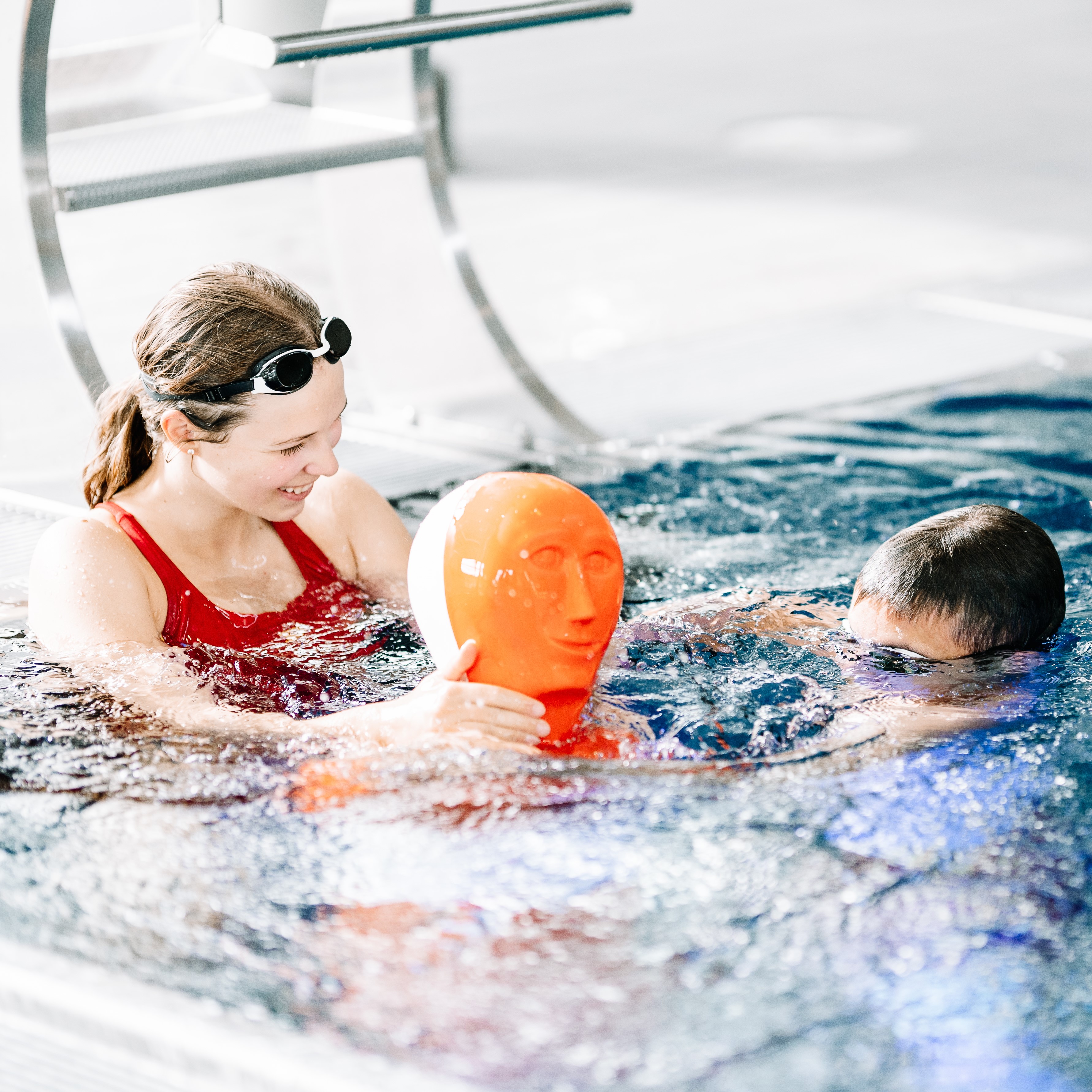 Ab 10 Jahren beginnt die interne Ausbildung von Rettungsschwimmern mit dem Juniorretter, in unseren wöchentlichen Trainingsabenden.